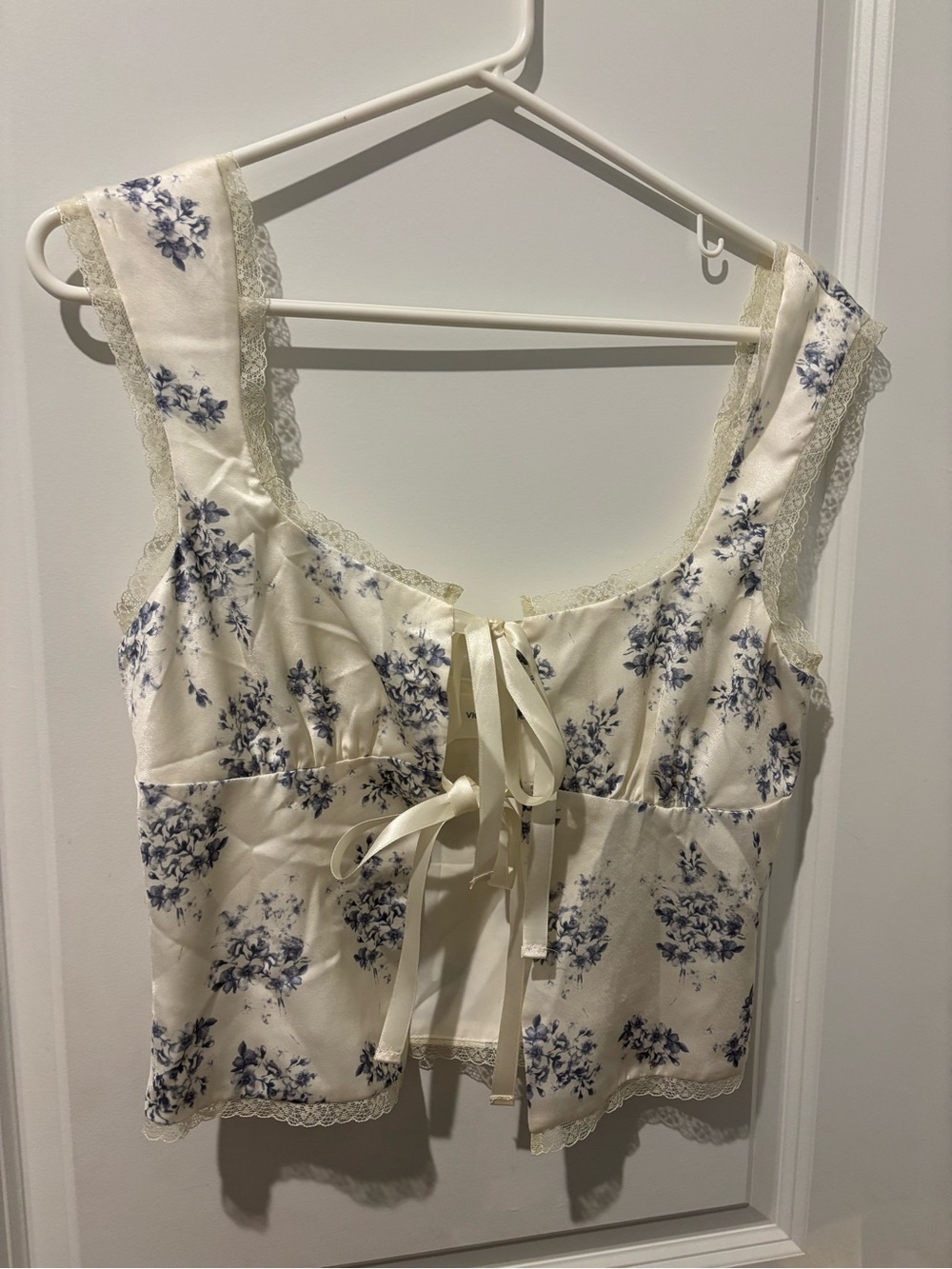 NWT Gorgeous Victoria & Sophia Ivory Blue Floral Satin Lace Up front lace blouse